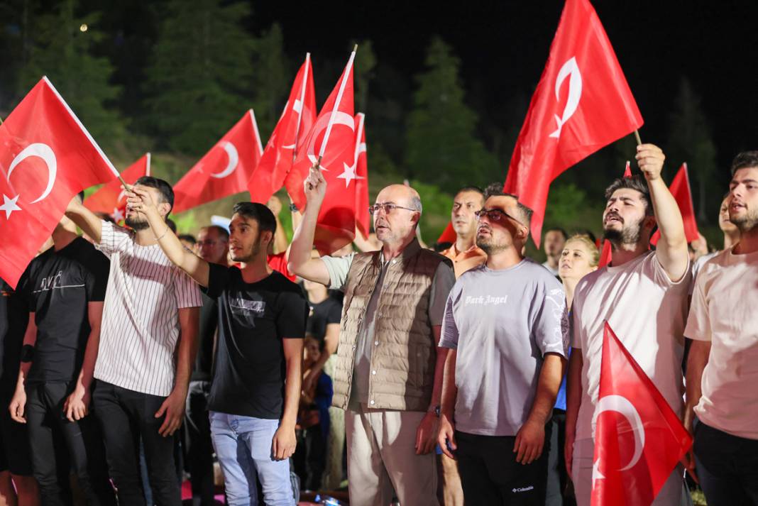 Konyalılar, milli maçı kentin sembol mekanında izledi 15